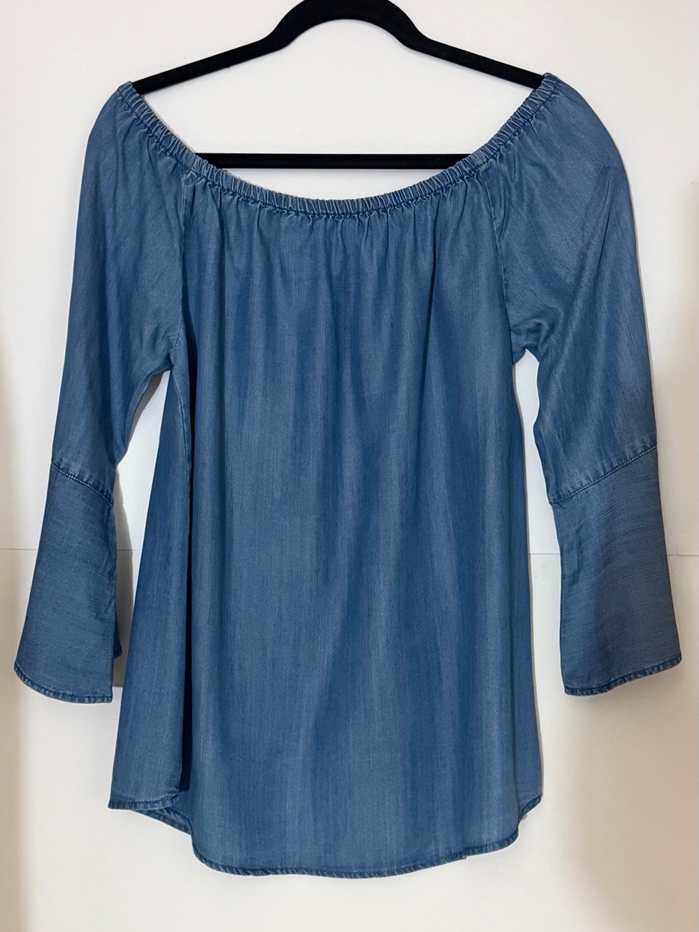 beachlunchlounge Off-Shoulder Denim-Look Top - Blue